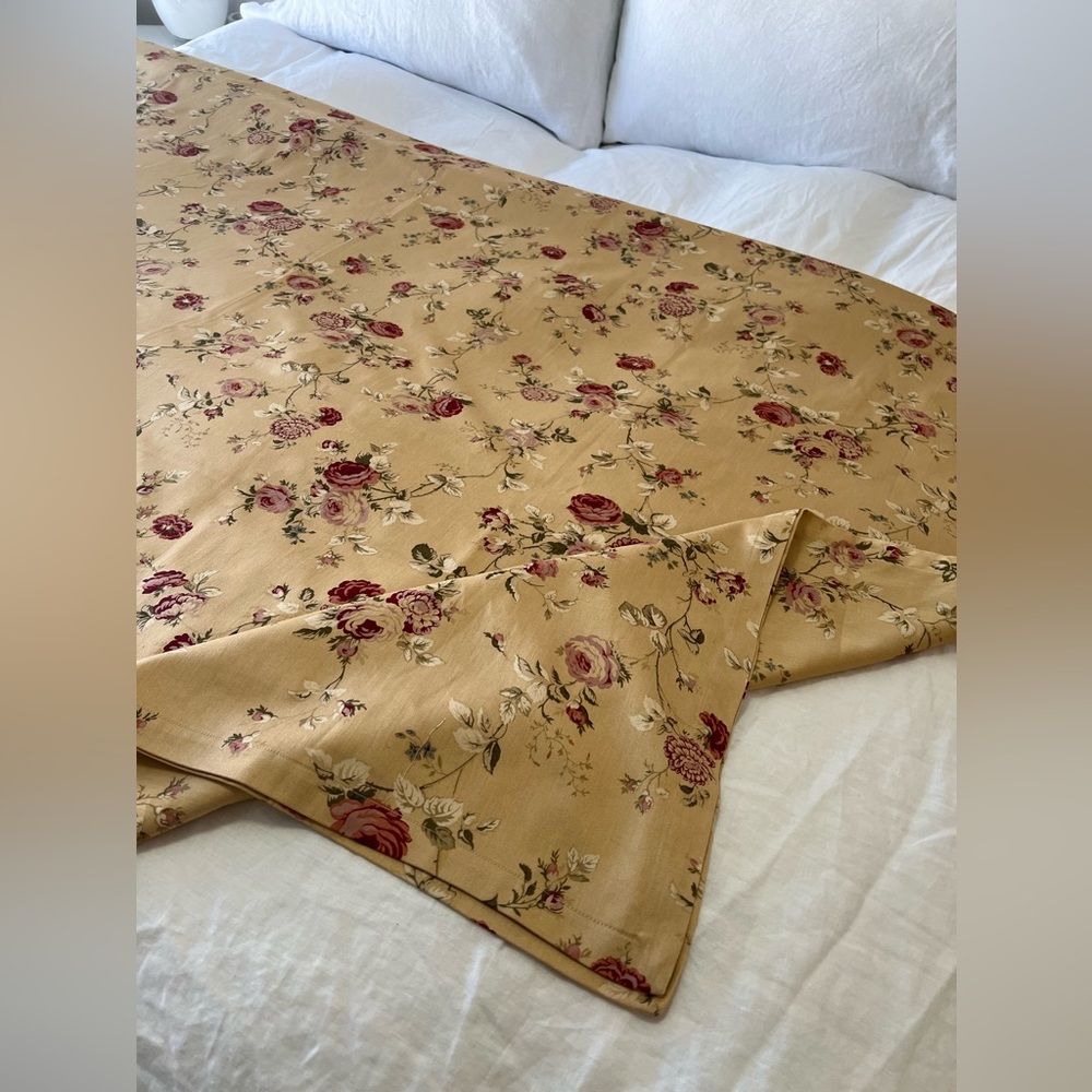 WAVERLY HARBOR HOUSE SONATA FLORAL CABBAGE ROSES TABLECLOTH 70 x 88